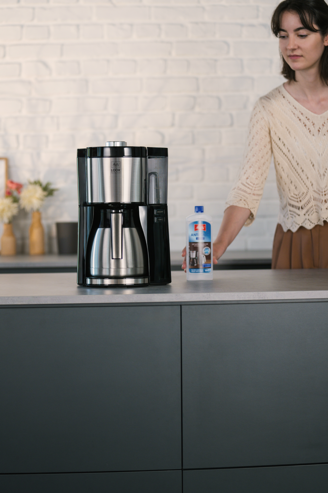 Melitta® Anti Calc neben der Melitta® LOOK® Therm Perfection Filterkaffeemaschine