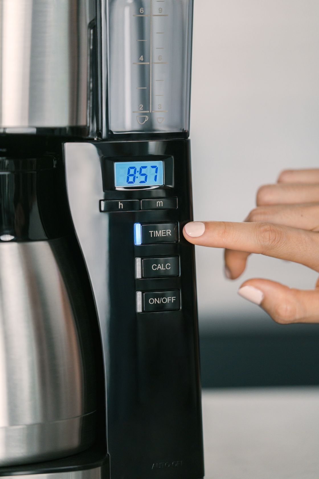 Nahaufnahme des Timer-Displays und der Bedientasten der Melitta® LOOK® Therm Timer Filterkaffeemaschine.