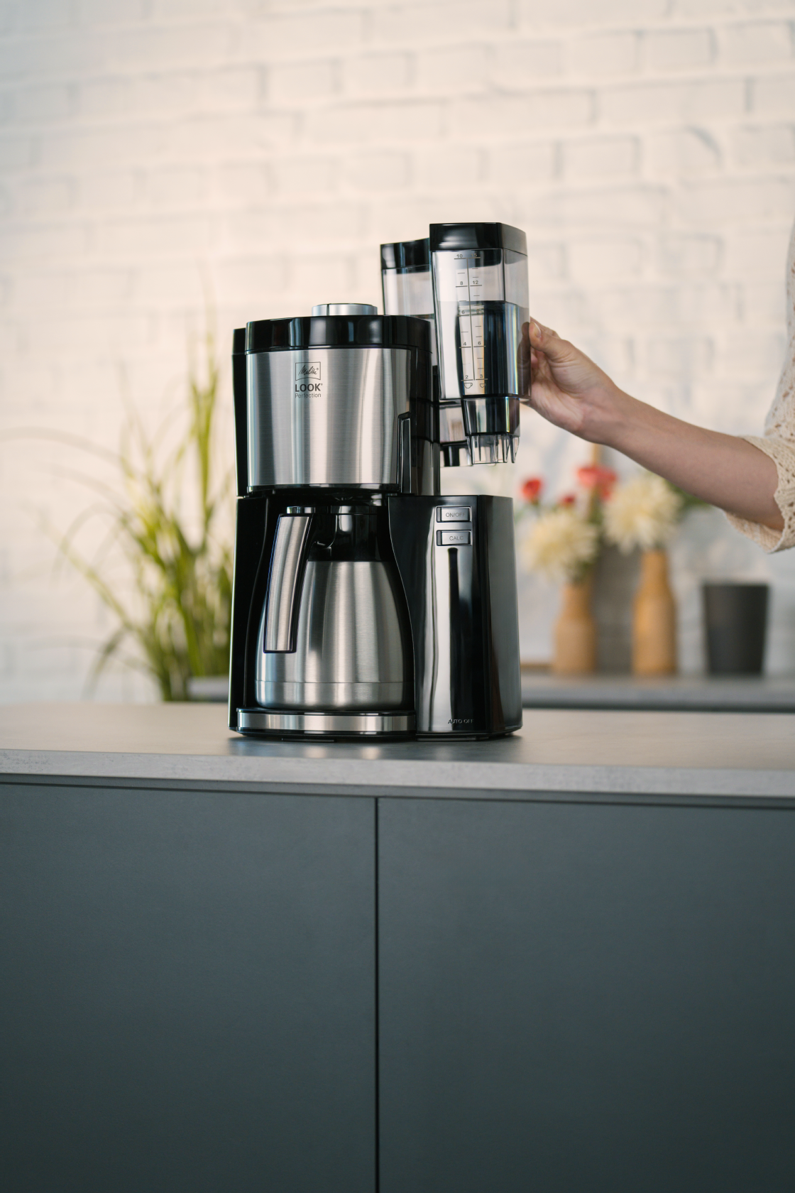 Person nimmt den Wassertank der Melitta® LOOK® Therm Perfection Filterkaffeemaschine ab