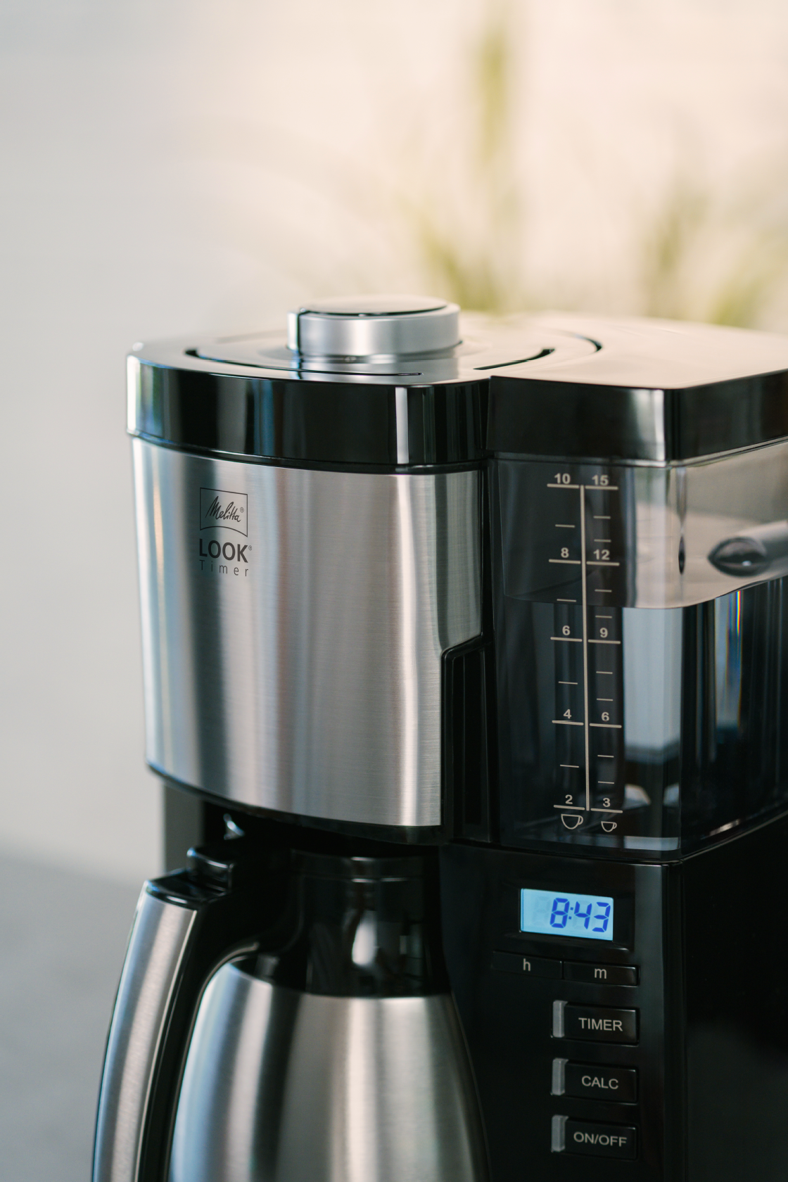 Nahaufnahme der Melitta® LOOK® Therm Timer Filterkaffeemaschine mit Isolierkanne, Wassertank und Timer-Display.