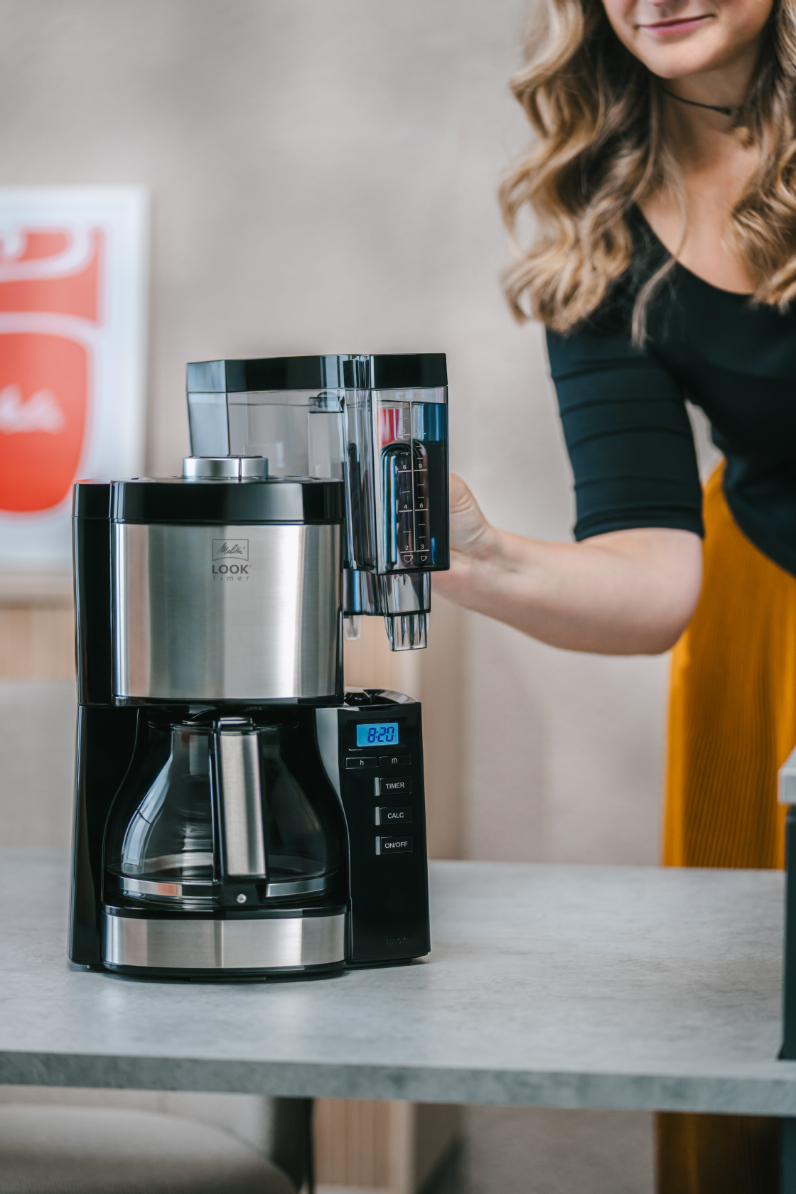 Person nimmt den Wassertank der Melitta® LOOK® Timer Filterkaffeemaschine ab