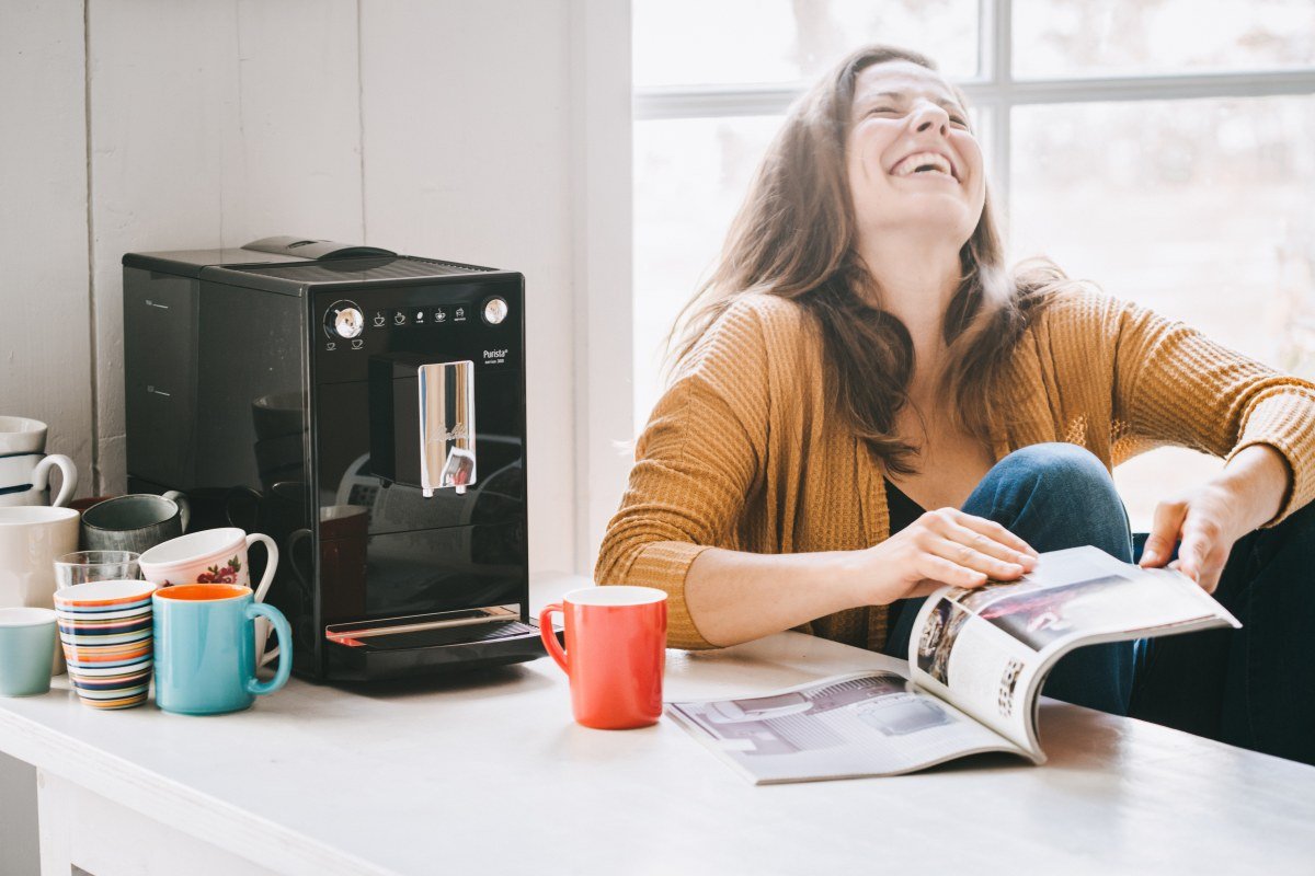 Woman with Melitta Purista black in the kitchen