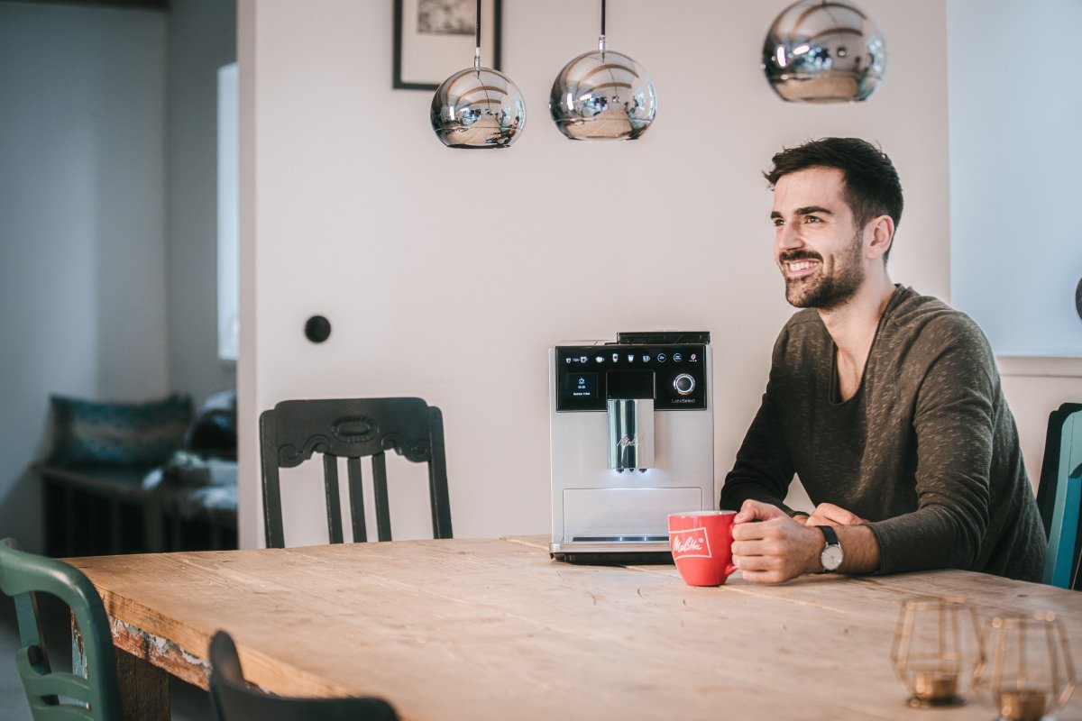 Man with a Melitta Mug, background Melitta LatteSelect