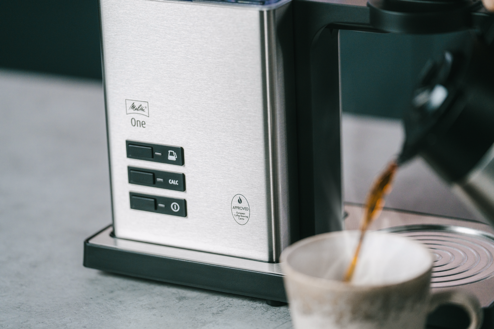 Nahaufnahme der Melitta One® Therm Filterkaffeemaschine, während Kaffee in eine Tasse gegossen wird.