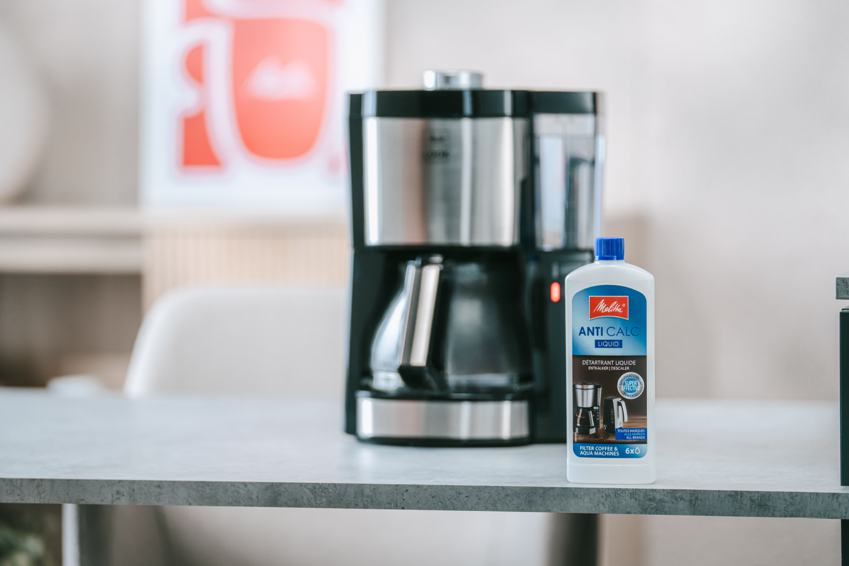 Melitta® Anti Calc Entkalker neben der Melitta® LOOK® Perfection Filterkaffeemaschine