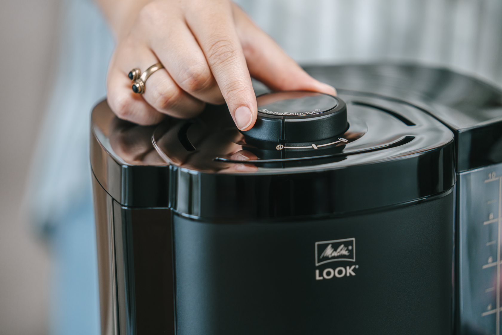 Hand an der Melitta® LOOK® Therm Filterkaffeemaschine