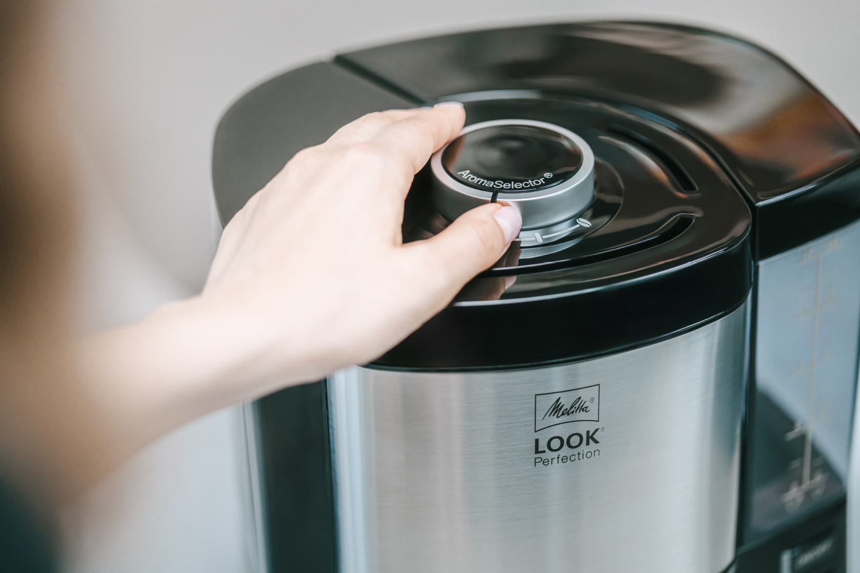 Hand an der Melitta® LOOK® Perfection Filterkaffeemaschine
