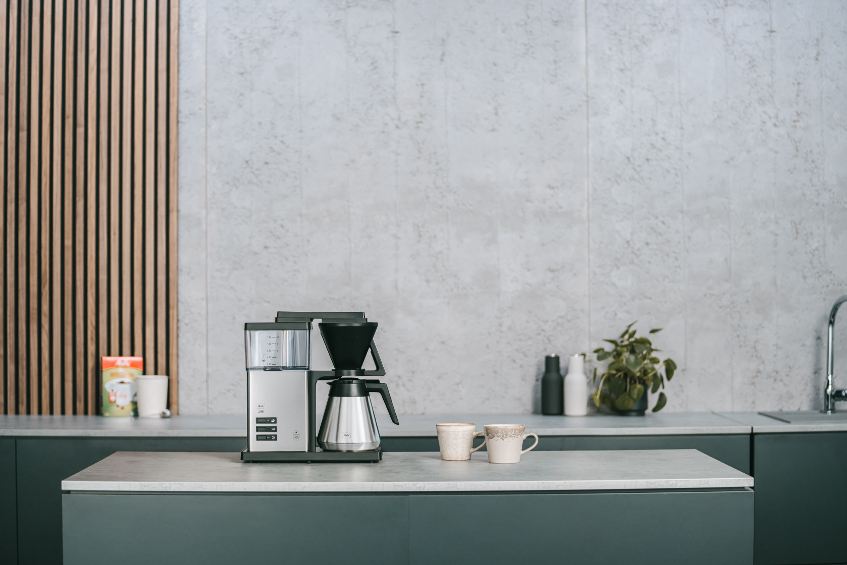 Melitta One® Therm Filterkaffeemaschine mit Isolierkanne auf einer Küchenarbeitsplatte.