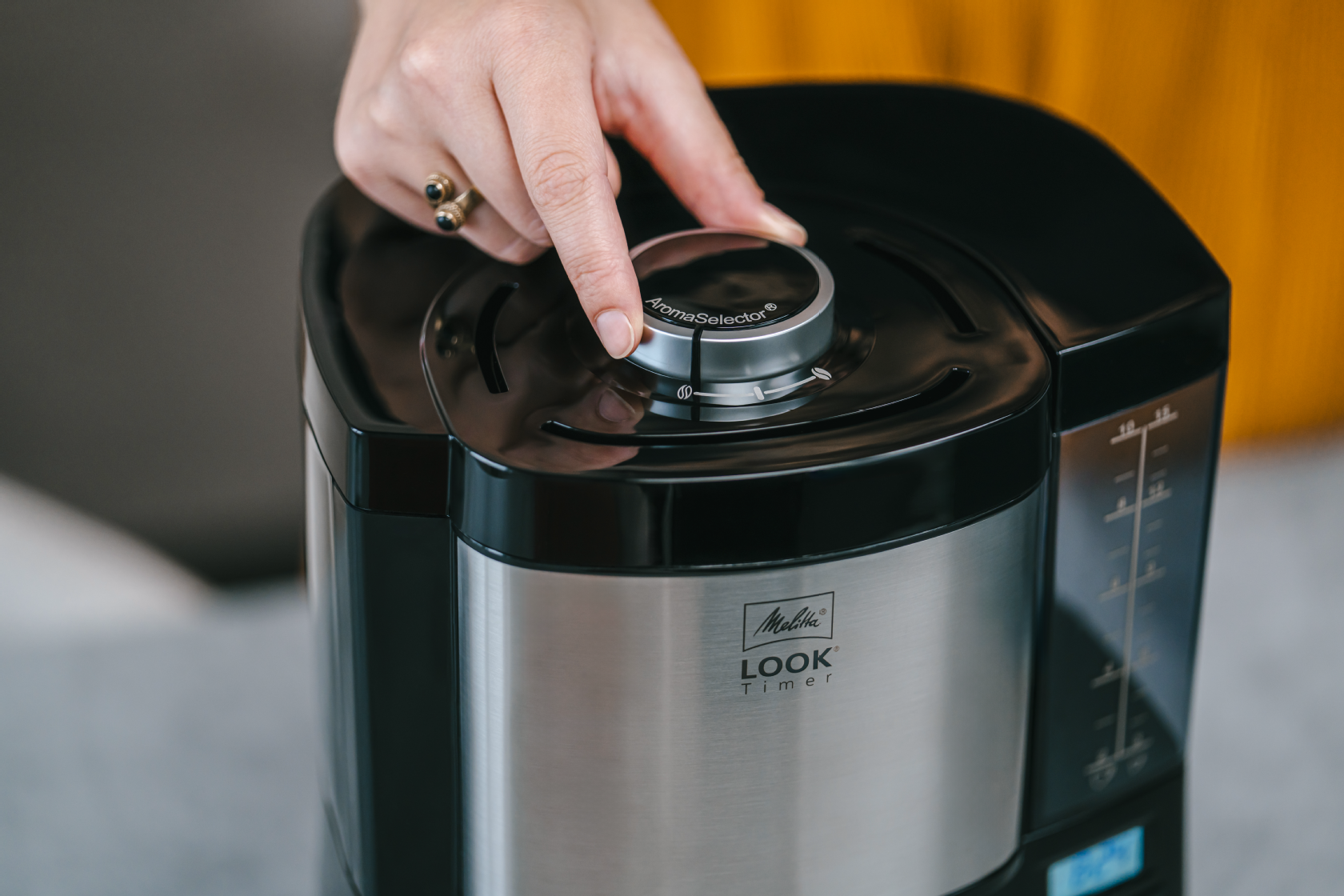 Hand an der Melitta® LOOK® Timer Filterkaffeemaschine