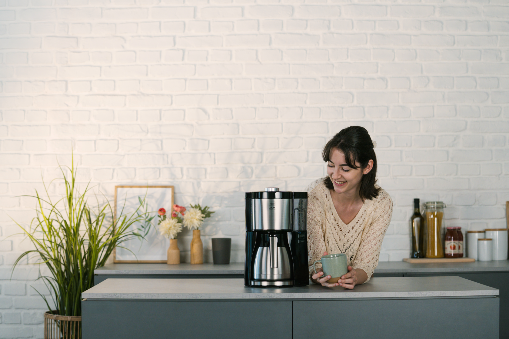 Frau mit der Melitta® LOOK® Therm Perfection Filterkaffeemaschine in der Küche