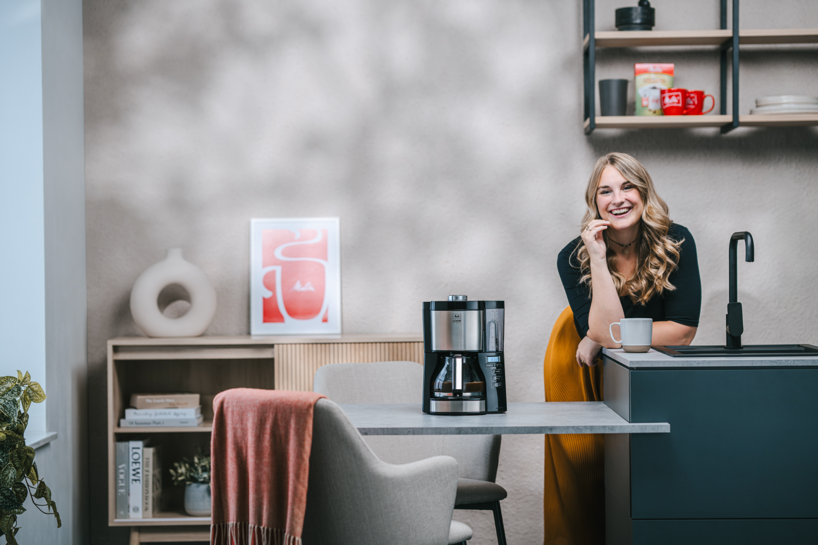 Frau mit der Melitta® LOOK® Timer Filterkaffeemaschine in der Küche