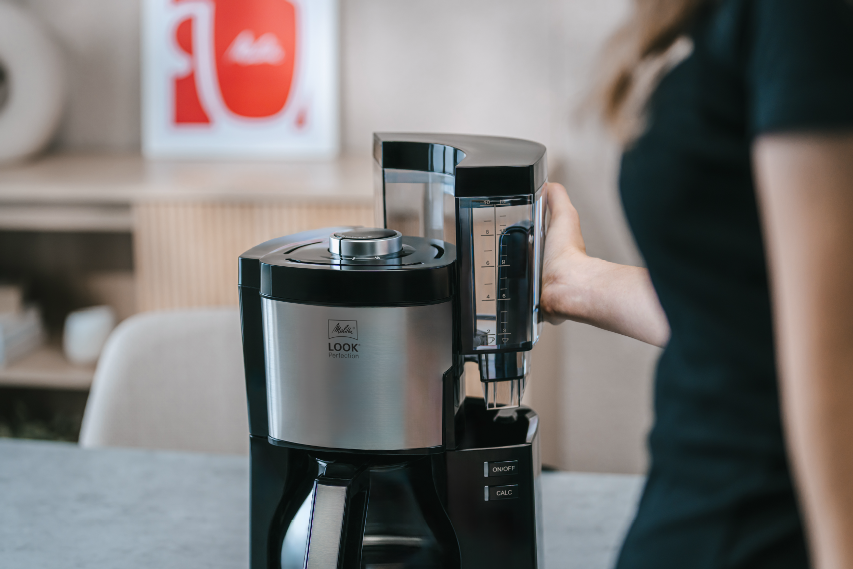 Person nimmt den Wassertank der Melitta® LOOK® Perfection Filterkaffeemaschine ab