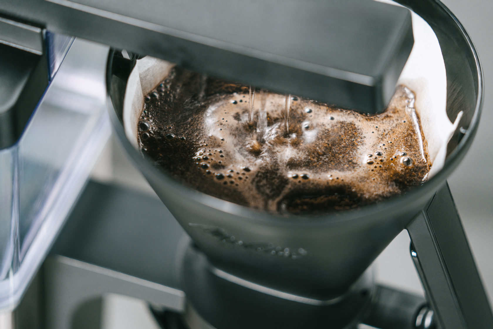 Nahaufnahme des Brühvorgangs im Filterhalter der Melitta One® Therm Filterkaffeemaschine.
