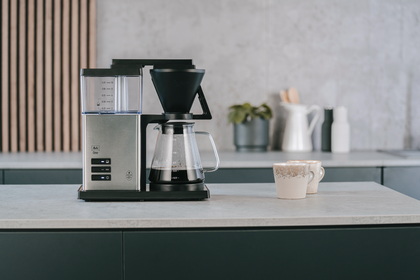 Melitta One® Filterkaffeemaschine auf einer Küchenarbeitsplatte