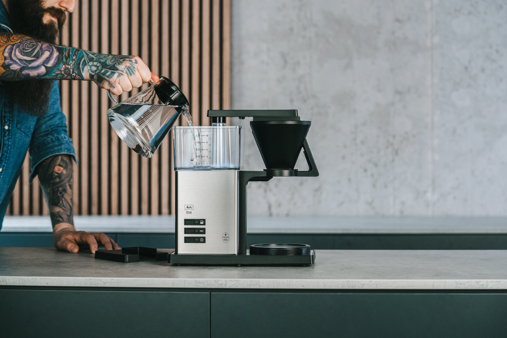 Person füllt den Wassertank der Melitta One® Filterkaffeemaschine