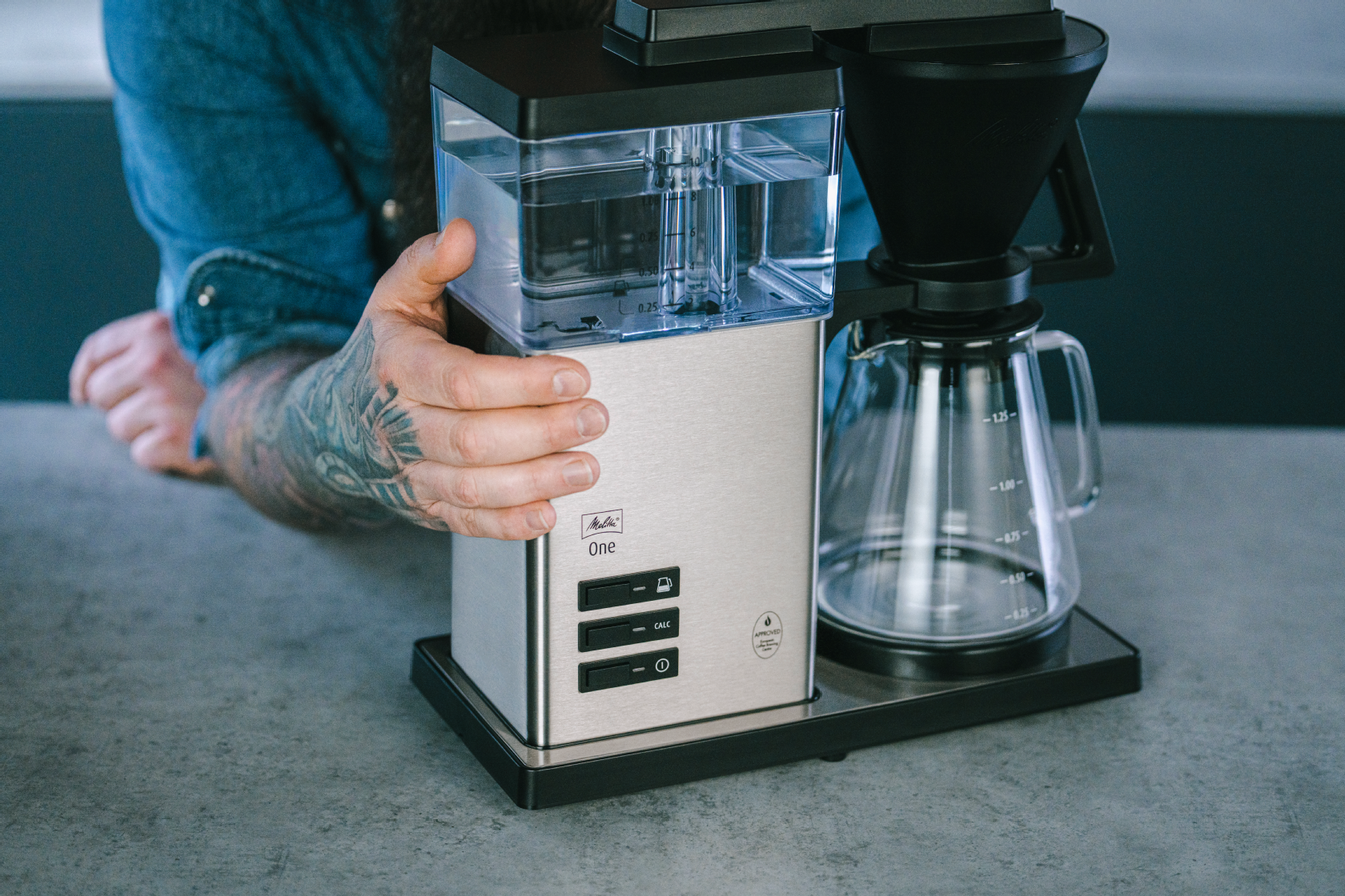 Hand nimmt den Wassertank der Melitta One® Filterkaffeemaschine ab