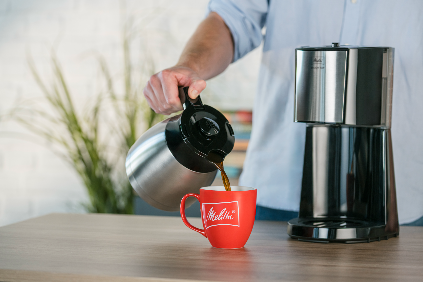 Person gießt Kaffee aus der Thermkanne der Melitta® Look® Therm ein