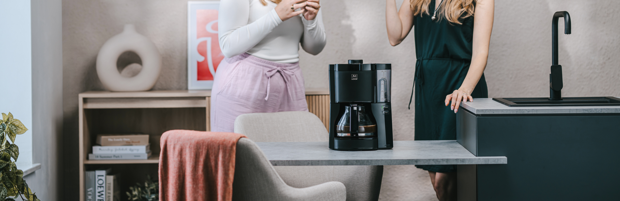 Zwei Frauen mit der Melitta® Look® Filterkaffeemaschine in der Küche