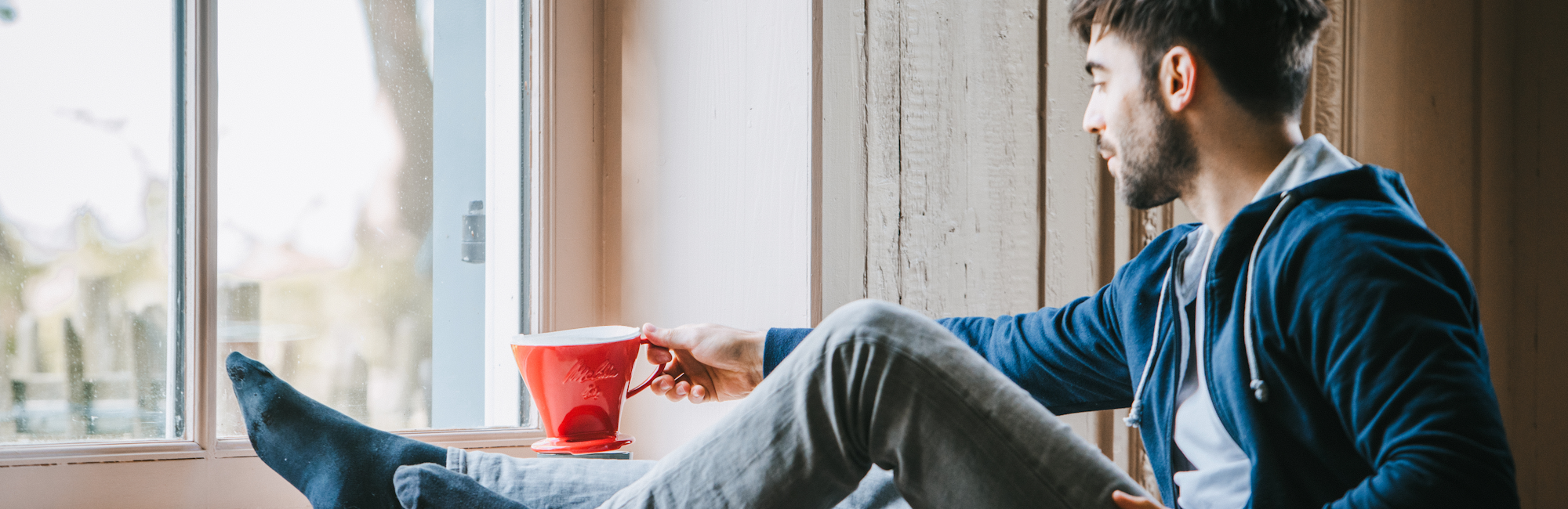 Picture of a man using his red porcelain filter holder