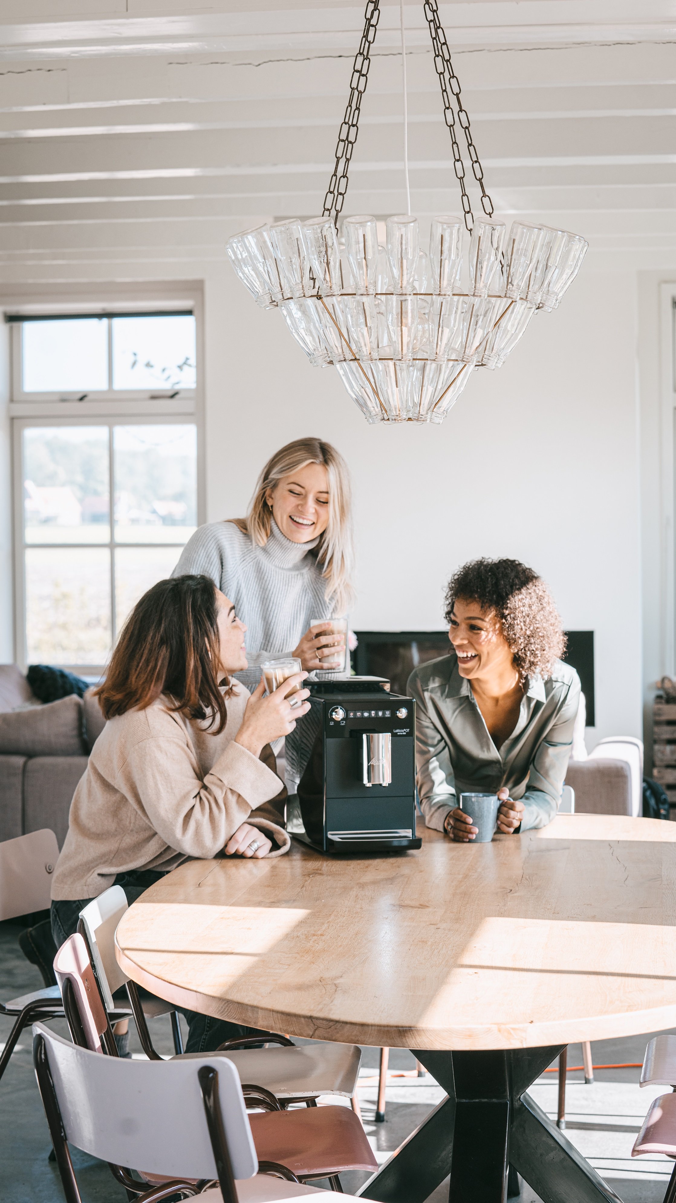 Drei Frauen genießen gemeinsam Kaffee mit einer Melitta Latticia OT auf dem Tisch