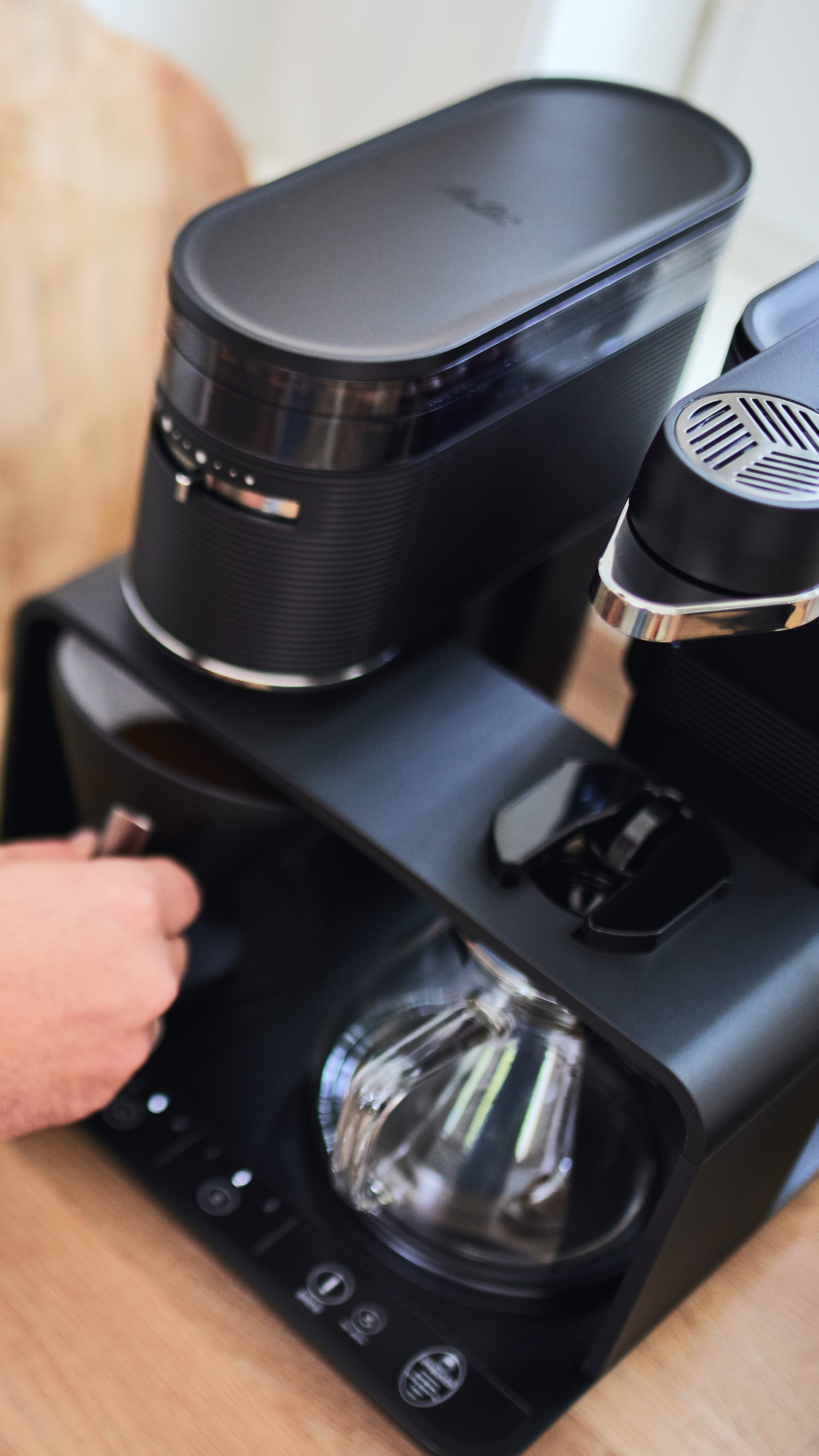 Melitta Epos Filterkaffeemaschine in Schwarz mit Glaskanne und integriertem Mahlwerk in Benutzung