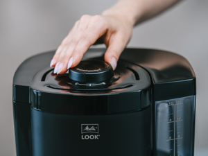Hand an der Melitta® Look® Filterkaffeemaschine