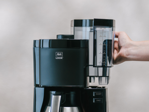 Person nimmt den Wassertank der Melitta® Look® Therm Filterkaffeemaschine ab