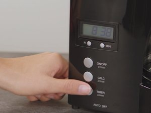 Nahaufnahme der Bedientasten und des Timer-Displays der Melitta Optima® Timer Filterkaffeemaschine.