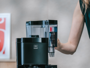 Person nimmt den Wassertank der Melitta® Look® Filterkaffeemaschine ab