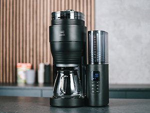 Melitta® AromaFresh X Filterkaffeemaschine mit Glaskanne und abgenommenem Wassertank auf einer Küchenarbeitsplatte