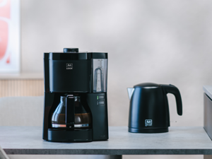 Melitta® Look® Filterkaffeemaschine neben schwarzem Wasserkocher