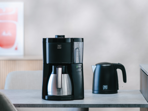 Melitta® Look® Therm Filterkaffeemaschine neben schwarzem Wasserkocher