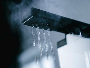 Wasser fließt aus dem Brühkopf der Melitta One® Filterkaffeemaschine