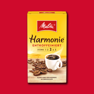 Melitta Filterkaffee Harmonie entkoffeiniert Kaffeepackung auf rotem Hintergrund