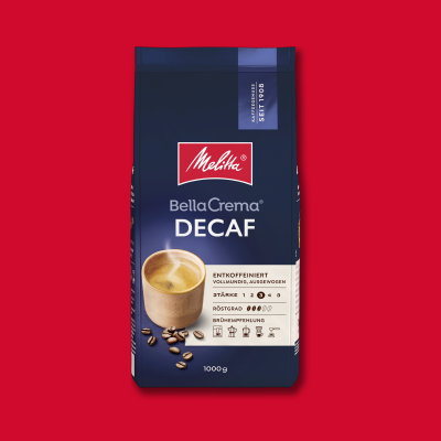 Melitta BellaCrema Decaf Kaffeepackung auf rotem Hintergrund