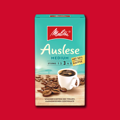 Melitta Filterkaffee Auslese medium Kaffeepackung auf rotem Hintergrund