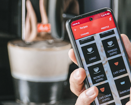 Kaffeerezeptauswahl in der Melitta App neben einer verbundenen Kaffeemaschine