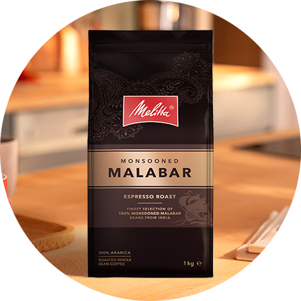 Melitta Monsooned Malabar Kaffeepackung auf einer hölzernen Küchentheke