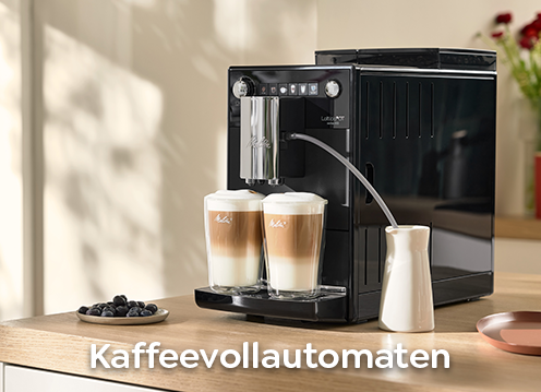 Melitta Latticia OT Kaffeevollautomat mit zwei Latte Macchiato steht auf einer Küchentheke.