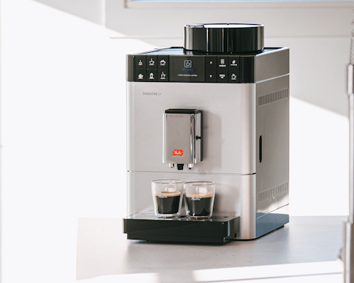 Melitta Passione OT bereitet zwei Espressi in einer hellen Küche zu