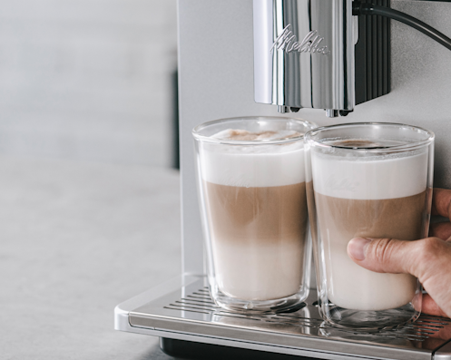 Model nimmt sich einen Melitta Kaffee