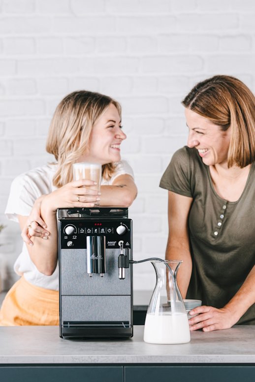 Zwei Freunde haben spaß und die Linke Frau hat ihren Arm auf der Melitta Avanza