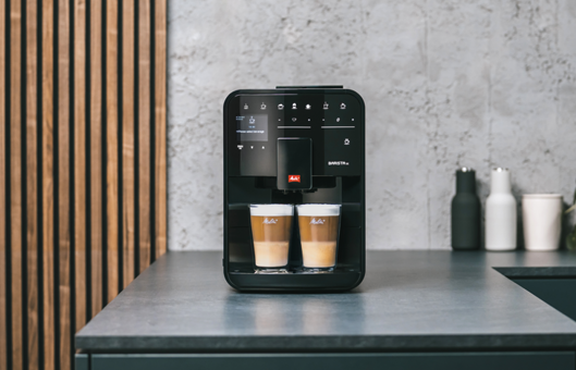 Melitta Barista T Smart bereitet zwei geschichtete Latte Macchiato in einer modernen Küche zu