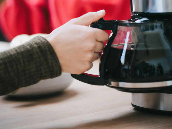 Hand hält die Glaskanne der Melitta® LOOK® Perfection Filterkaffeemaschine