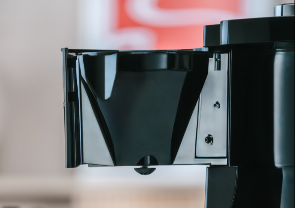Geöffneter Filterhalter der Melitta® LOOK® Perfection Filterkaffeemaschine