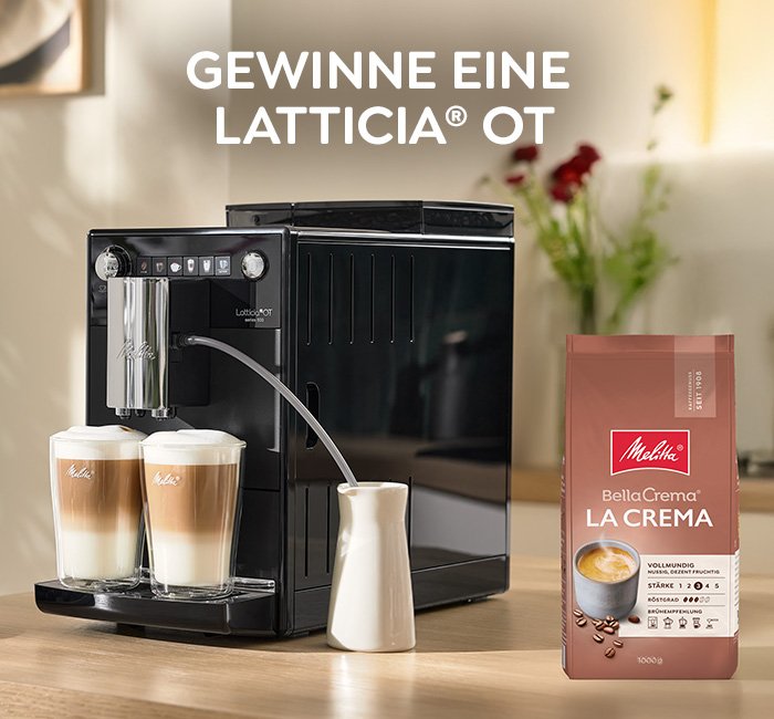 Latticia® OT steht auf der Kuchenzeile mit zwei Latte Macchiato und einer PackungMelitta® BellaCrema® La Crema Kaffeebohnen