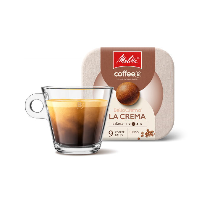 Kaffeetasse aus Glas gefüllt mit Kaffee vor Verpackung der Melitta®  BellaCrema La Crema coffeeb Verpackung